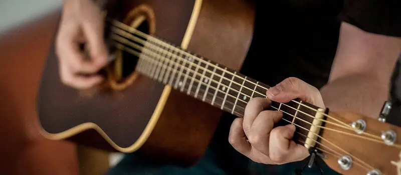 Gitara klasyczna – jak wybrać instrument dla początkujących i zaawansowanych