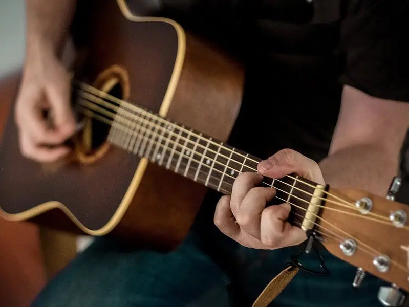 Gitara klasyczna – jak wybrać instrument dla początkujących i zaawansowanych