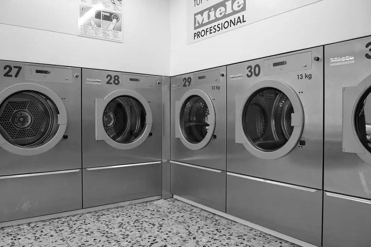 Gdzie znaleźć dobrą pralnię w Krakowie – porównanie usług, cen i opinii klientów