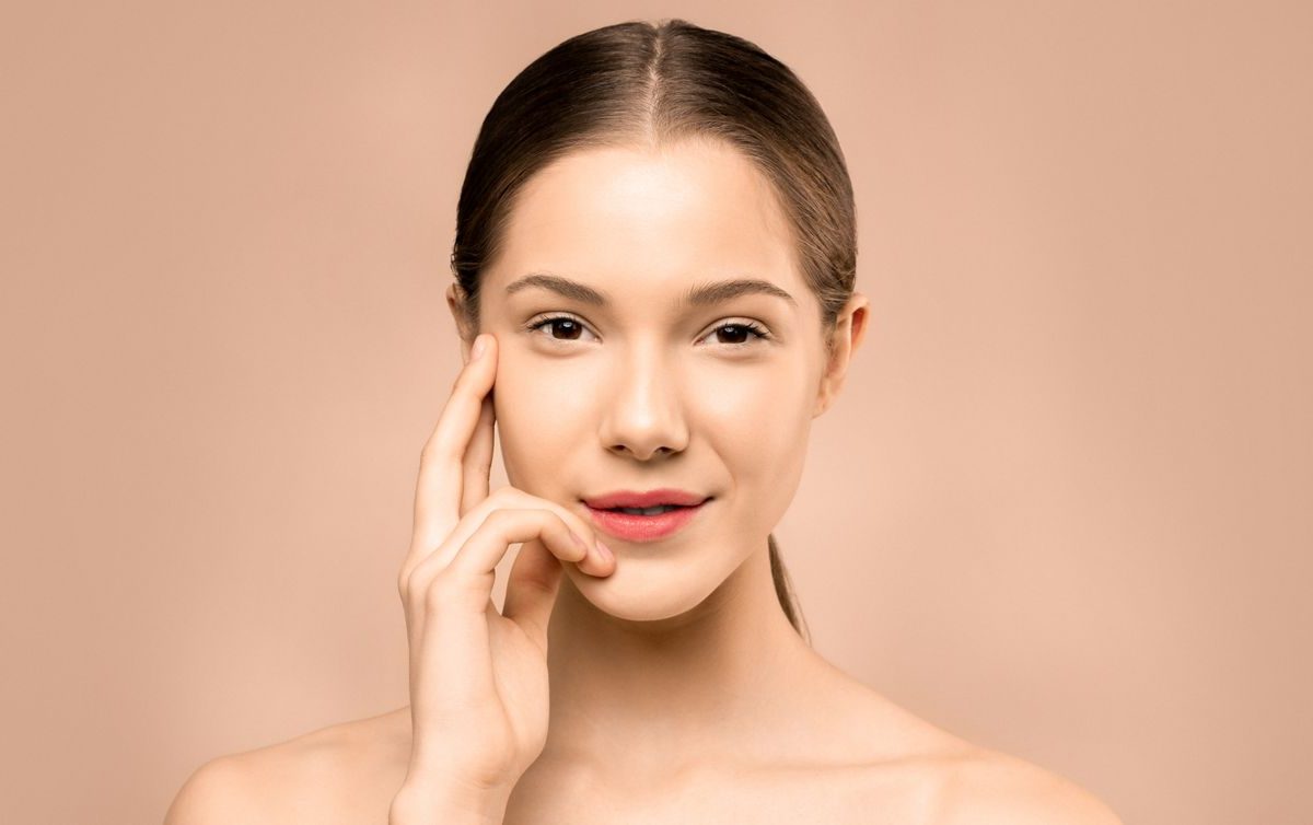 Kosmetyki dermatologiczne – kiedy warto po nie sięgnąć i jak dopasować je do potrzeb skóry?