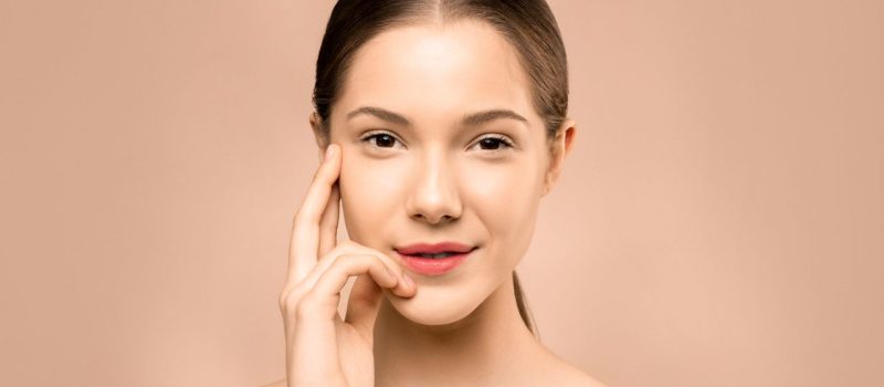 Kosmetyki dermatologiczne – kiedy warto po nie sięgnąć i jak dopasować je do potrzeb skóry?