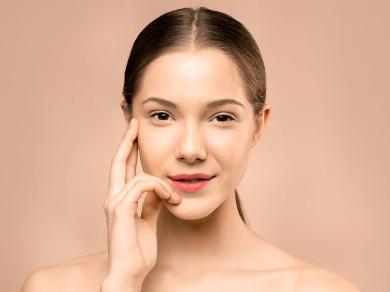 Kosmetyki dermatologiczne – kiedy warto po nie sięgnąć i jak dopasować je do potrzeb skóry?